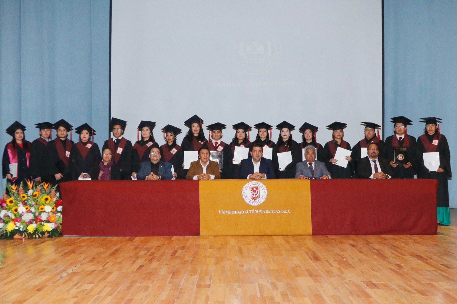 Egresan nuevos profesionistas de Ciencias de la Educación de la UATx